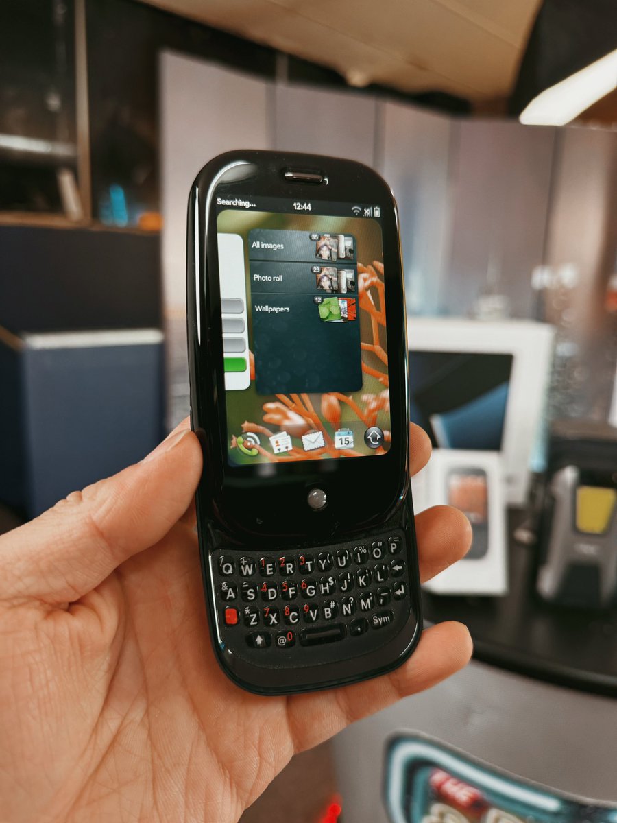 Davis_Fang's tweet image. It’s hard to believe that it’s already been 15 years since the Palm Pre and the webOS operating system were unveiled at CES 2009. The Keynote was the most jaw dropping I’d ever seen and it turned me into a Palm fan for life! #palmpre #webOS
