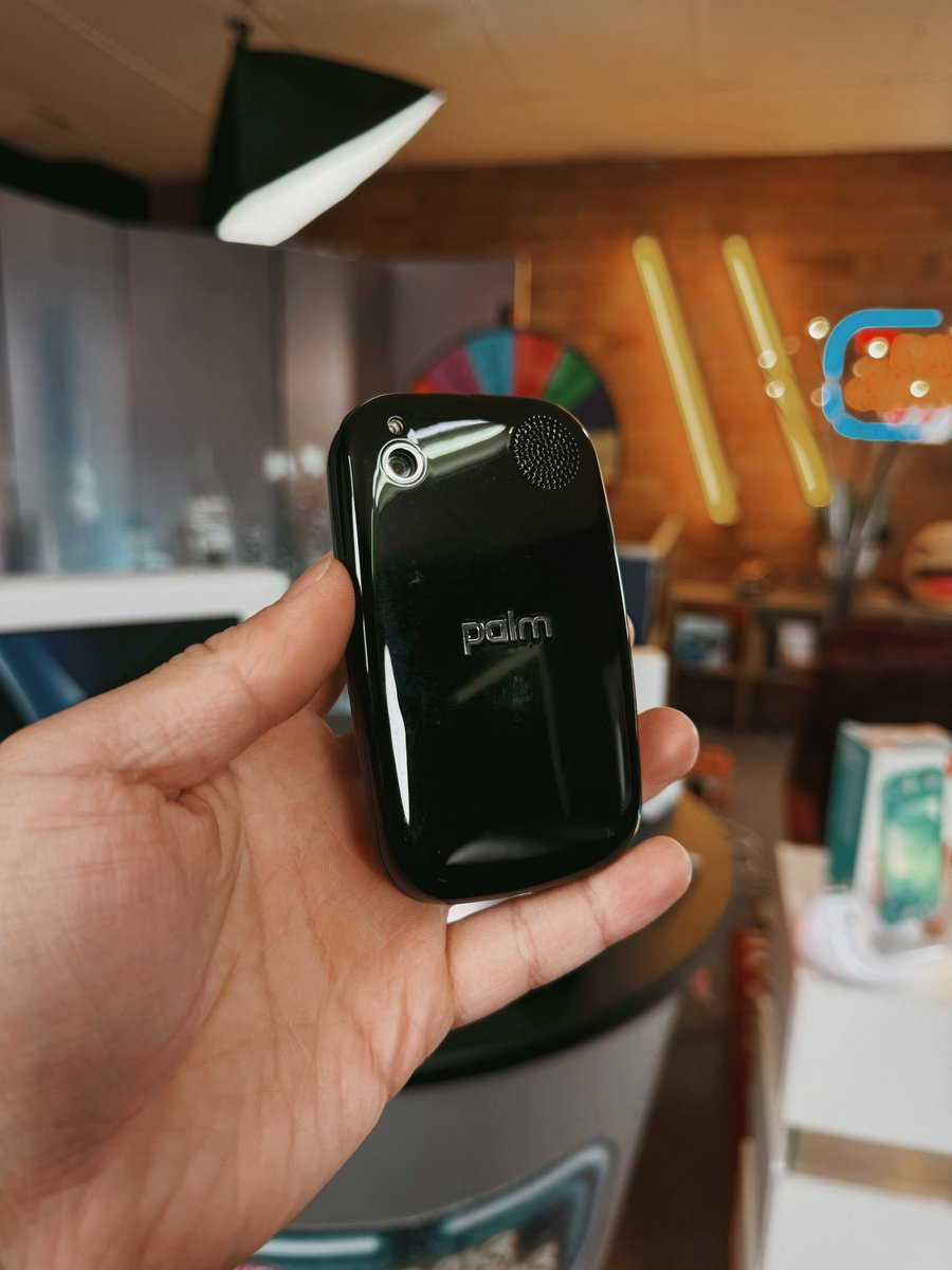 Davis_Fang's tweet image. It’s hard to believe that it’s already been 15 years since the Palm Pre and the webOS operating system were unveiled at CES 2009. The Keynote was the most jaw dropping I’d ever seen and it turned me into a Palm fan for life! #palmpre #webOS