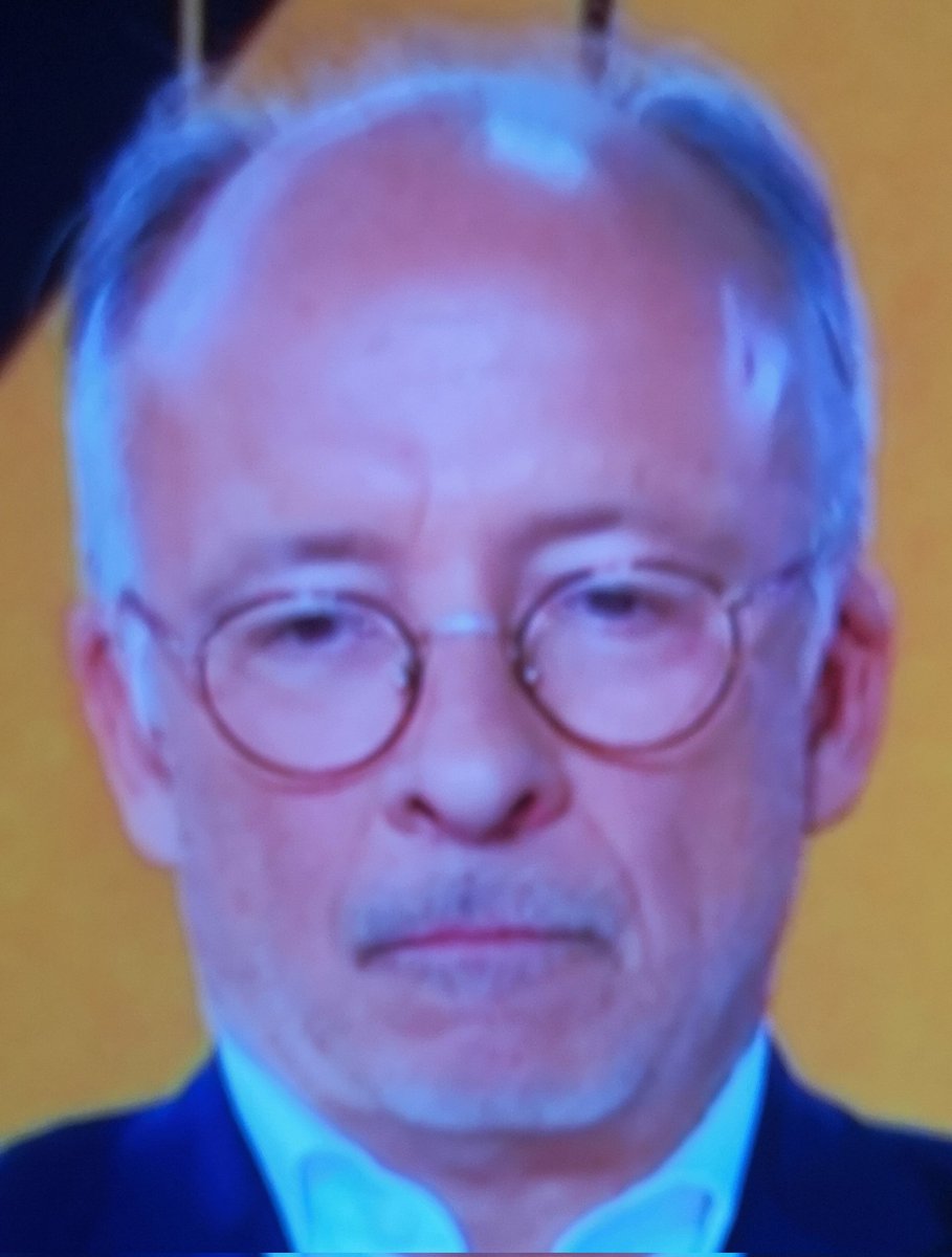 langlois_manu's tweet photo. La "dream-team" de #LCI autour du clown tout bronzé, tout brushé, @ericbrunet, a le moral en berne !
Finis les galéjades et mensonges sur #Poutine et l'armée russe ? 
On dirait que ça craint du boudin !
#renaudpila #yvesthreard #blanchemaison #frog_of_war
(Et la pouffàlunettes) https://t.co/RpiGZ9vMdd
