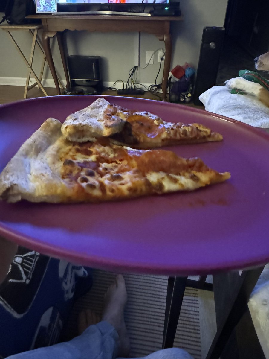 rmkidd2's tweet image. This is a sad excuse for an original crust pizza, @PapaJohns… what a joke and a waste of money… same for the boneless wings, looks nothing like the pictures. #dobetter #frozendough #papajohns #sucks