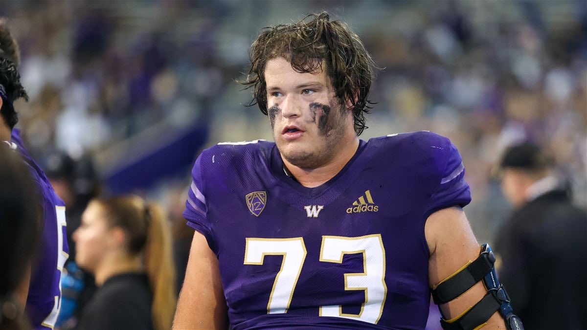 doughboy005pvv's tweet photo. Washington Huskies #73 Roger Rosengarten. Literally cost them the game. This dude was in on the fix. Shitty 
#someonegotpaid https://t.co/f7VhMI7OA2