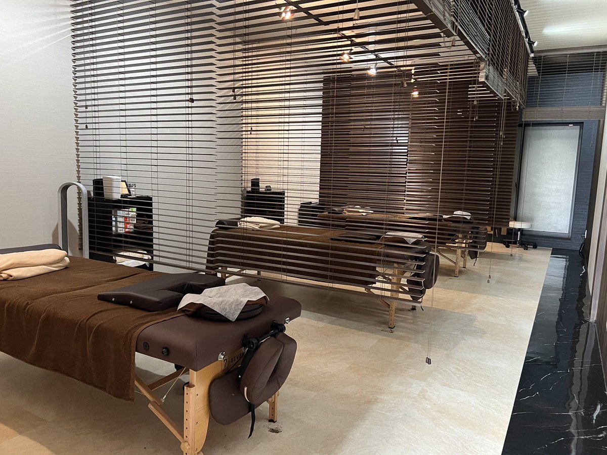 seitaiyuimaru's tweet photo. こんにちは整体サロンゆいまーるです♪
店内は皆様が落ち着ける仕様に拘り外からは中が見えない様になっています🙌
施術内容も痛み、不調を始め顔のリフトアップ、代謝アップが出来る美容針もやっているので健康、美容両方からアプローチ🎉是非一度ご来店下さい♪ 

https://t.co/UAV3zfOuH2 https://t.co/3U0rxBDx8X