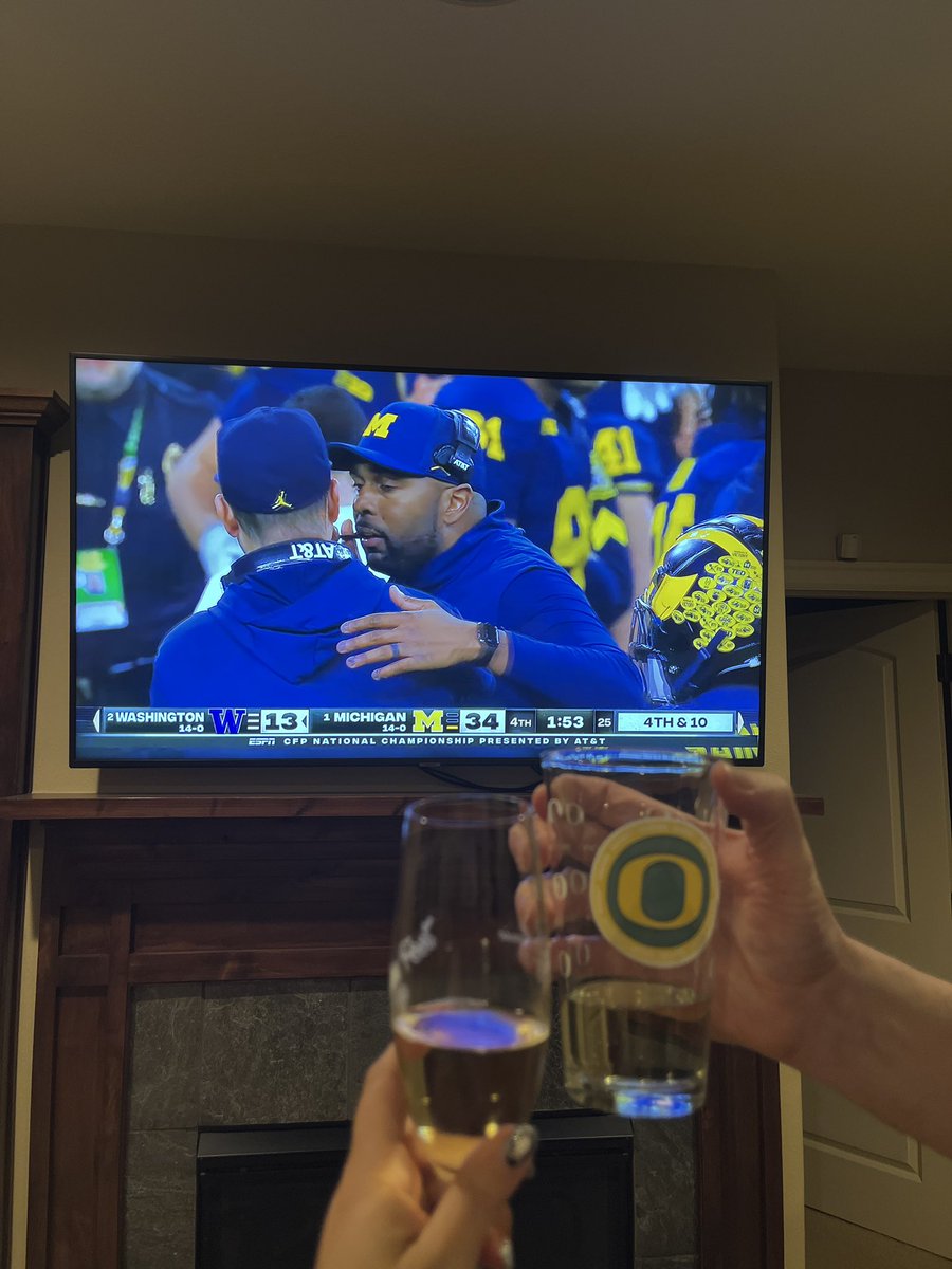 Enjoying a nice glass of Oregon Chardonnay tonight. Kyle wanted to use the ducks glass 😌
