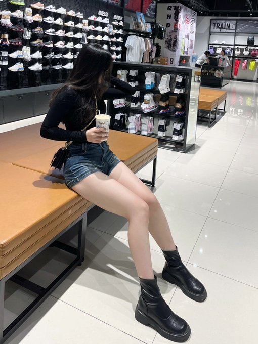 The options are limitless and every step feels like a journey of self-expression 👠❤️✨