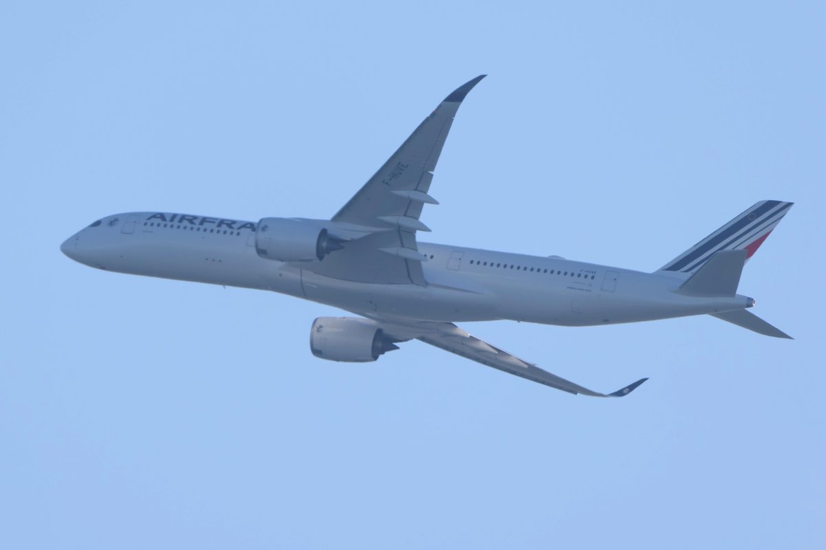 princessarete's tweet photo. #Air_France
#F_HUVE
#AF281
#HND_CDG
#Airbus_A350_941 https://t.co/xHrGarj5Eo