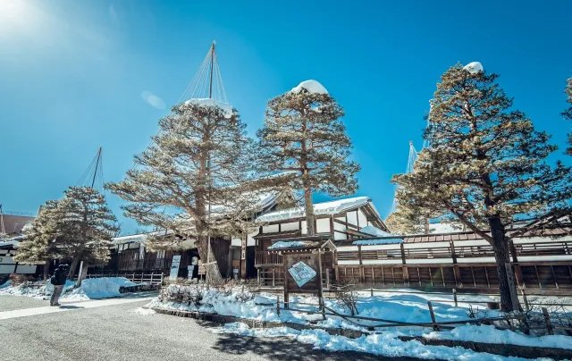 pulse_party1031's tweet photo. Takayama Jinya, a glimpse into the Edo period, where the magistrate's office tells tales of the past. ❄️❄️  
Don't miss the morning market and the charm of snow-covered streets. 
👉 https://t.co/cw8omv5kMS  
#takayama #history #takayamajinya #snow #japan #travel #VibeDaily https://t.co/wHMbklallq