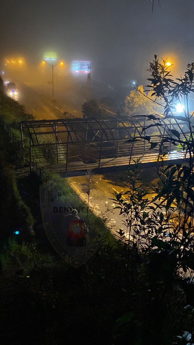 EmergenciasEc's tweet photo. Urgente!!
Explosión en el sector del trebol en Quito en el comienzo de la autopista rumiñahui, volaron el puente peatonal. https://t.co/P0ImOKlT48