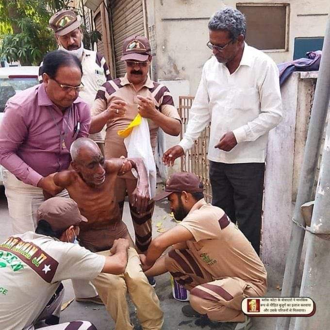 TishaArora94's tweet photo. 'True Life'. Under this initiative, the volunteers take responsibility of mentally ill persons they find on roads &amp; streets, look after them &amp; #ReuniteWithFamily 100’s of people have been rehabilitated till date with the inspiration of Saint Gurmeet Ram Rahim Ji 
#ThankfulTuesday https://t.co/63fFX2kG6m