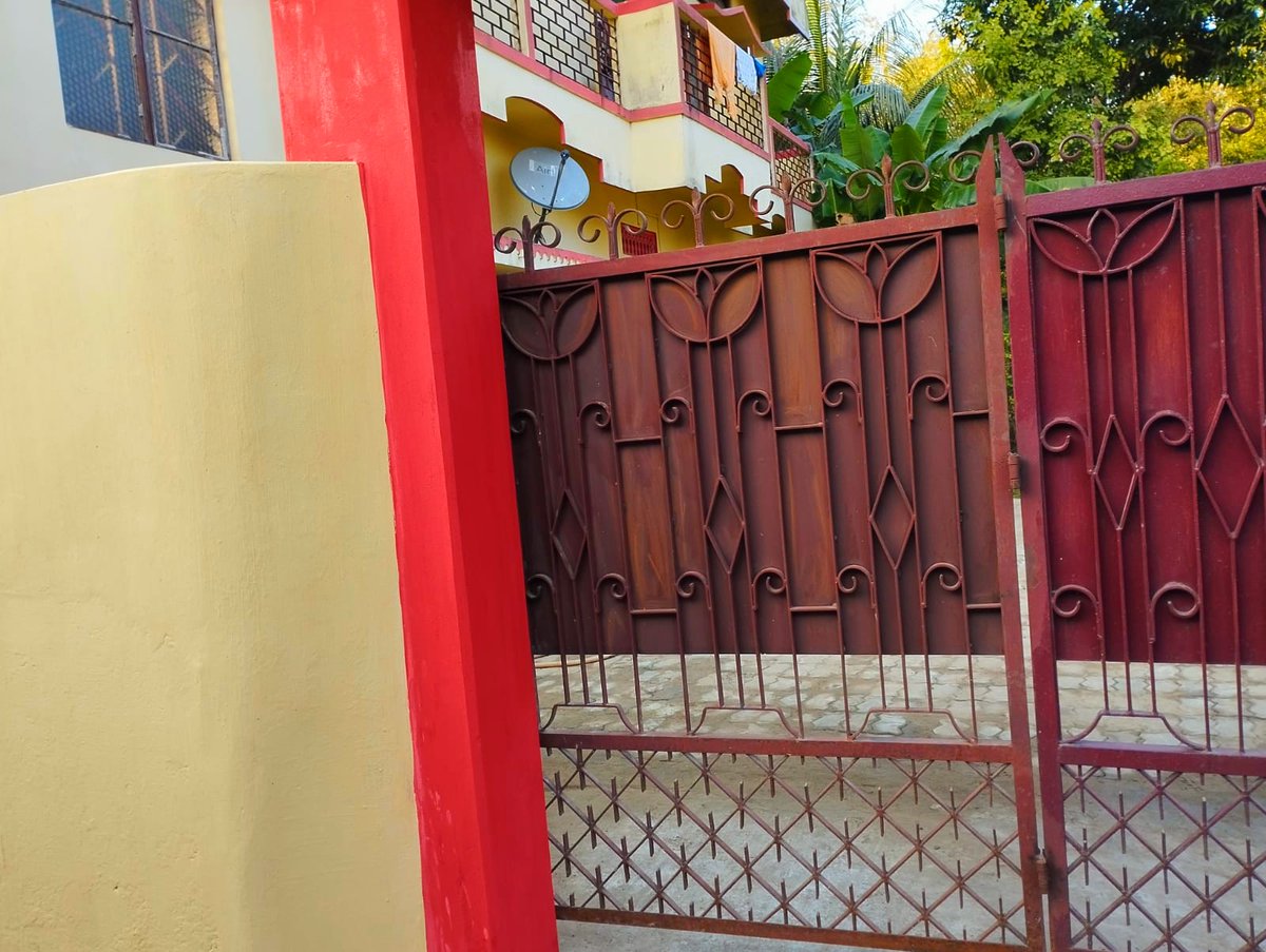 debapriya_deb's tweet photo. Dad: It's been long since we painted our house exteriors. Colour is fading.
Me: Ask mom what colour she wants?
Mom: Is that even a thing to ponder about? "Lal-Holud bari" will always remain #RednGold. Add a little more red this time.
Me: โค๏ธ๐
Work begins with boundary wall. https://t.co/nfm9VTr5lC