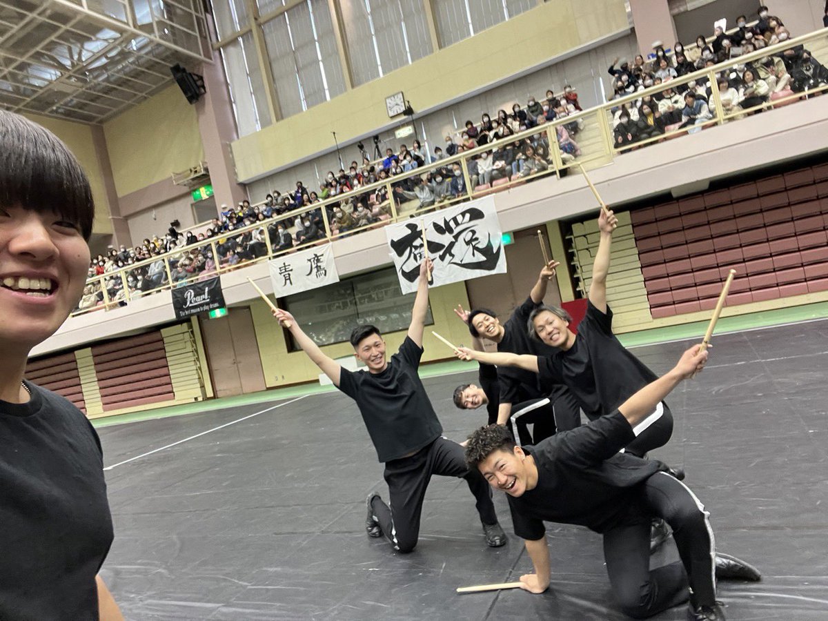 riki_mtd's tweet photo. 『BLUE-HAWKS Alumni 2024』

卒業してからマーチングを続けてる人も、
1度も楽器に触れてない人も、
この日のために集まってくれました！！

世代を超えて50人以上のメンバーと演奏出来たことに感謝🔥

(.テナー6人はうるさいです.)

#ニューイヤーコンサート
#青鷹
#thanks https://t.co/ofPOSMJxtp