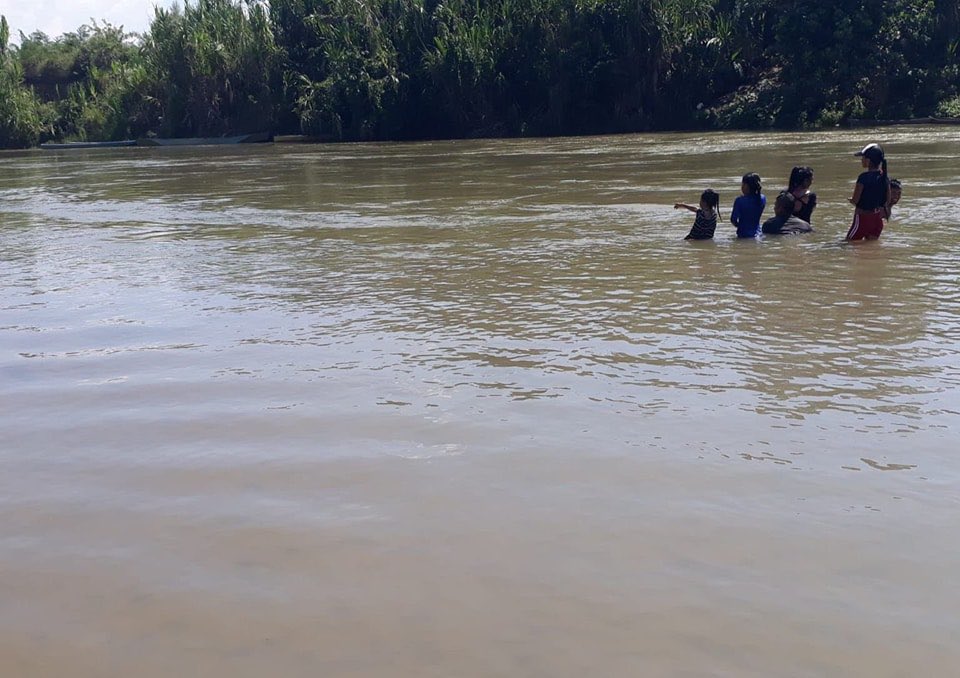 lavozdepueblo1's tweet image. En la zona rural de #Jamundi un paseo #Familia terminó en tragedia.

Los hechos ocurrieron en las inmediaciones del corregimiento de #Robles, una menor de 15 años quien se encontraba nadando en el río #Cauca, sufrió un calambre, su padre intentó rescatarla pero juntos se ahogaron