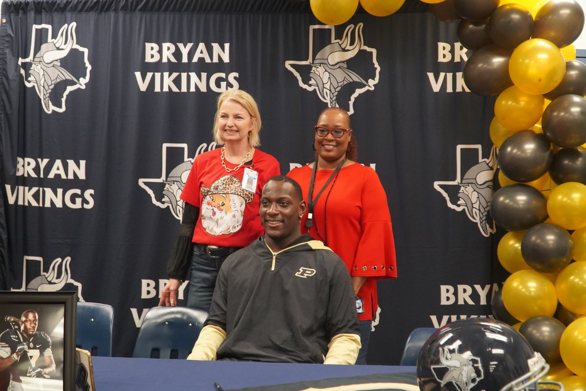BryanISD's tweet photo. ICYMI: Former #BryanHighSchool standout @NicCaraway3 is coming home! The elite defender announced last week he is transferring from Purdue to play for @AggieFootball!
Read more on our website with comments from Nic & former Bryan Viking coach Ross Rogers! https://t.co/KghF5K1yrS https://t.co/7EClCFGP9G