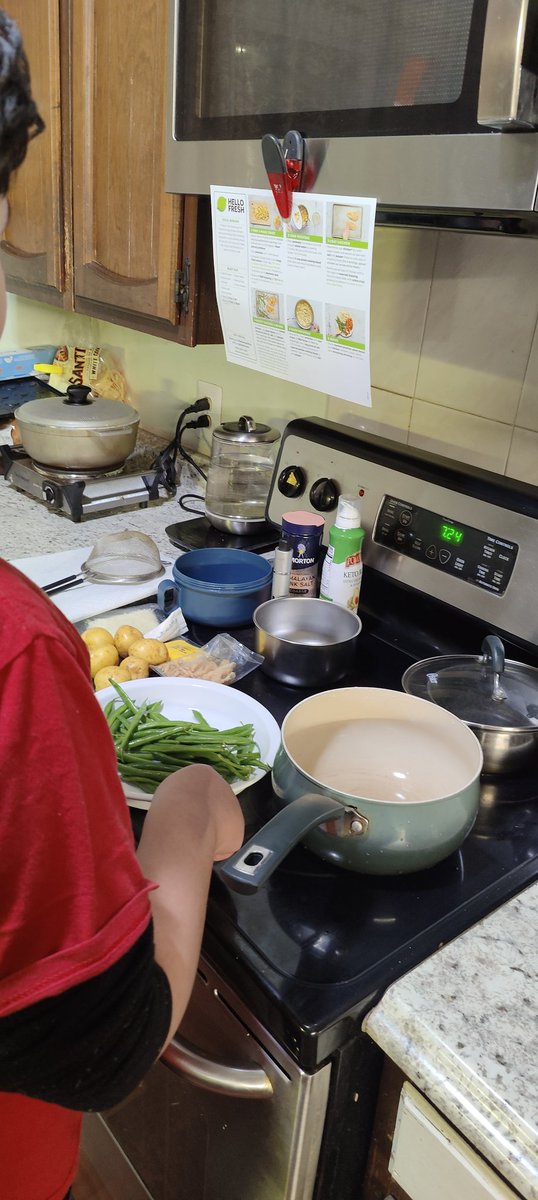 Ines_Nathalia's tweet photo. @HelloFresh got my 12yr old excited to try his hand at #cooking #kidsactivities #kidscooking https://t.co/AJjegtBcUN