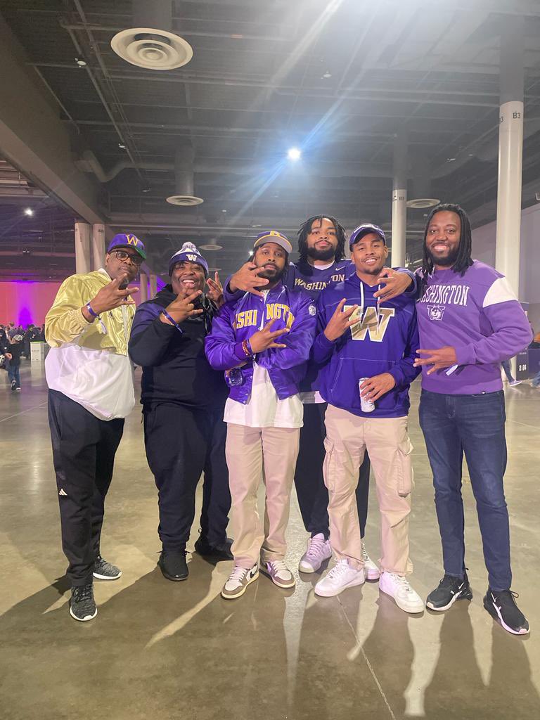 RevAnttimo's tweet photo. @gamma_eta is in the building Bow Down #PurpleReign https://t.co/Lnn92nLygI