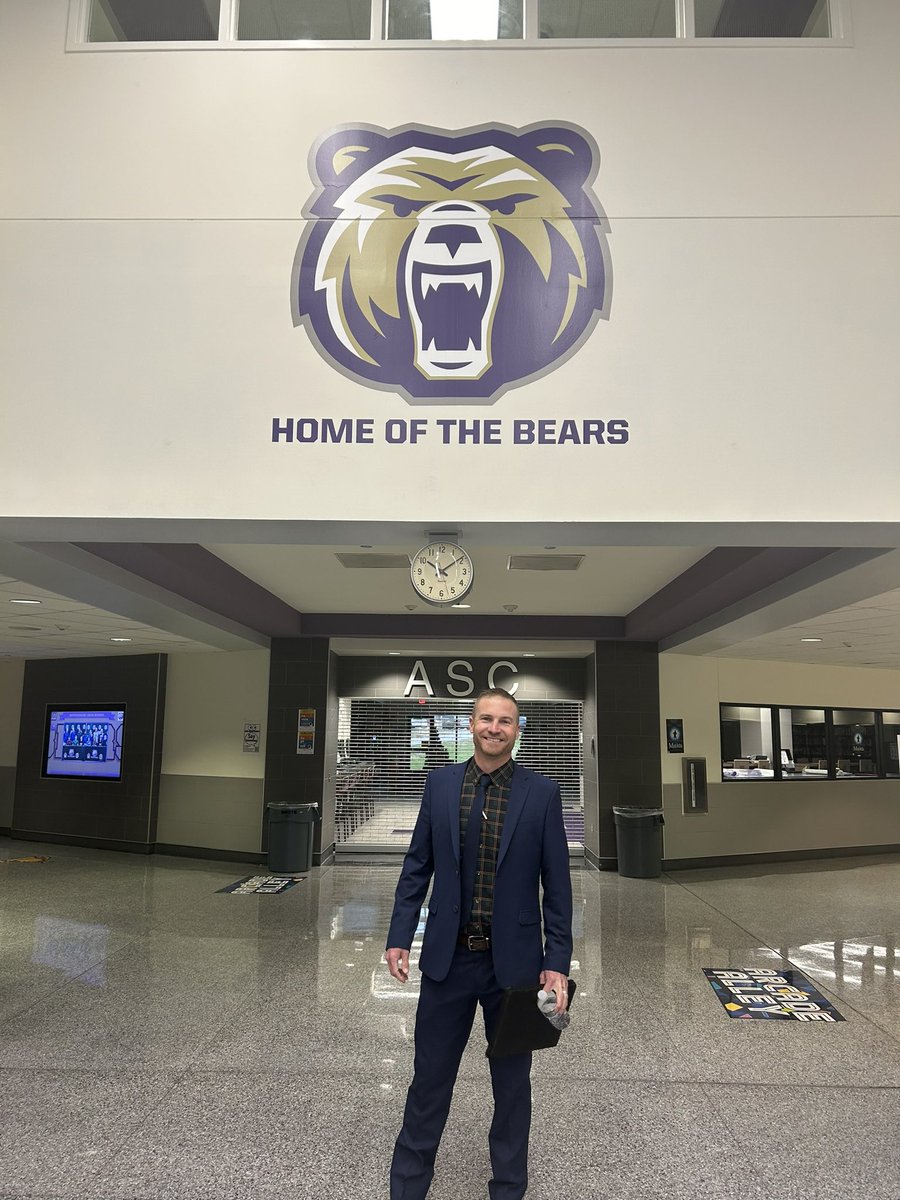 mruffin15's tweet photo. What an incredible day meeting with all @MontgomeryISD campuses. I felt so loved and welcomed and am so excited to know we welcome about 10,000 students back tomorrow with that same love and warmth! 

PS Last pic is the moment I realized I was talking to MY 7th grade teacher! https://t.co/UBdOoK9sRp