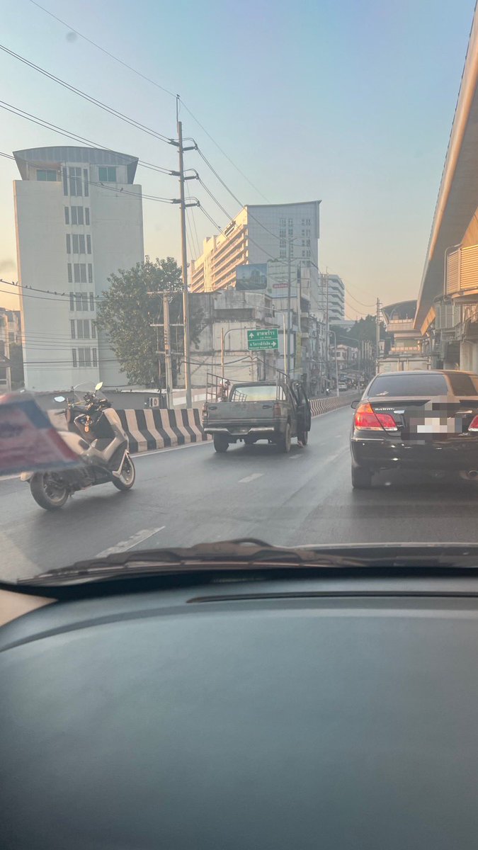 Luffy_i's tweet photo. 07:28 น. ติดดดเส้นพหลโยธิน รถจอดเสีย ตีนสะพานก่อนถึง บางบัว-ศรีปทุม
มี จนท. ตำรวจ มาแล้ว @fm91trafficpro https://t.co/XTzKKvV2hi