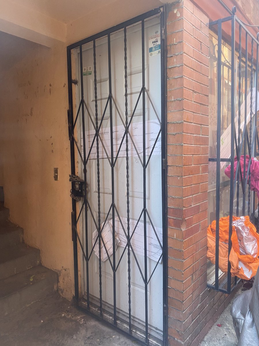 MundoPatitas's tweet photo. Camilo, un gato asilvestrado que vivía en una unidad habitacional en la @AlcaldiaGam, hasta que intencionalmente fue golpeado y encerrado en un departamento deshabitado, en litigio y asegurado por la fiscalía, evidentemente con la intención de que muriera por inanición… 1/3 https://t.co/FhxXHLO3t1