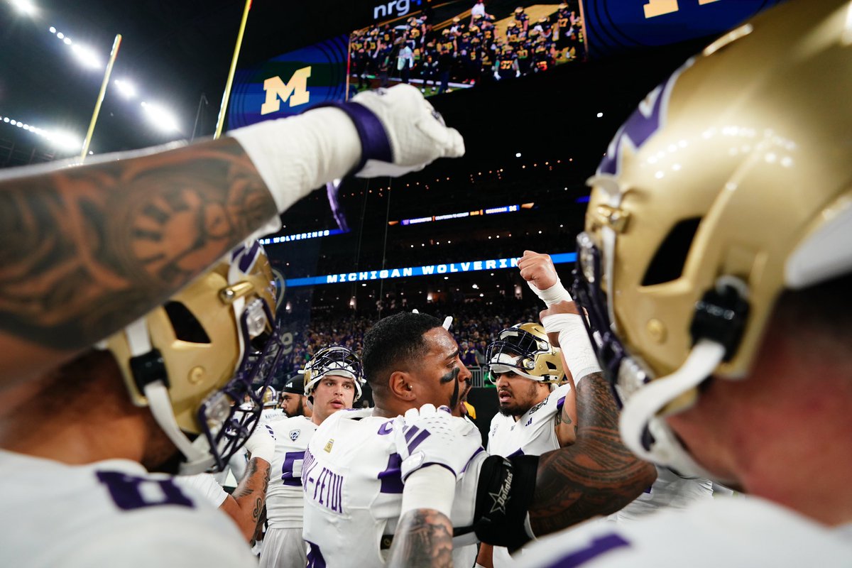 UW_Football's tweet photo. The Hour of Action 

#PurpleReign #CFBPlayoff https://t.co/VG27cjxqQH