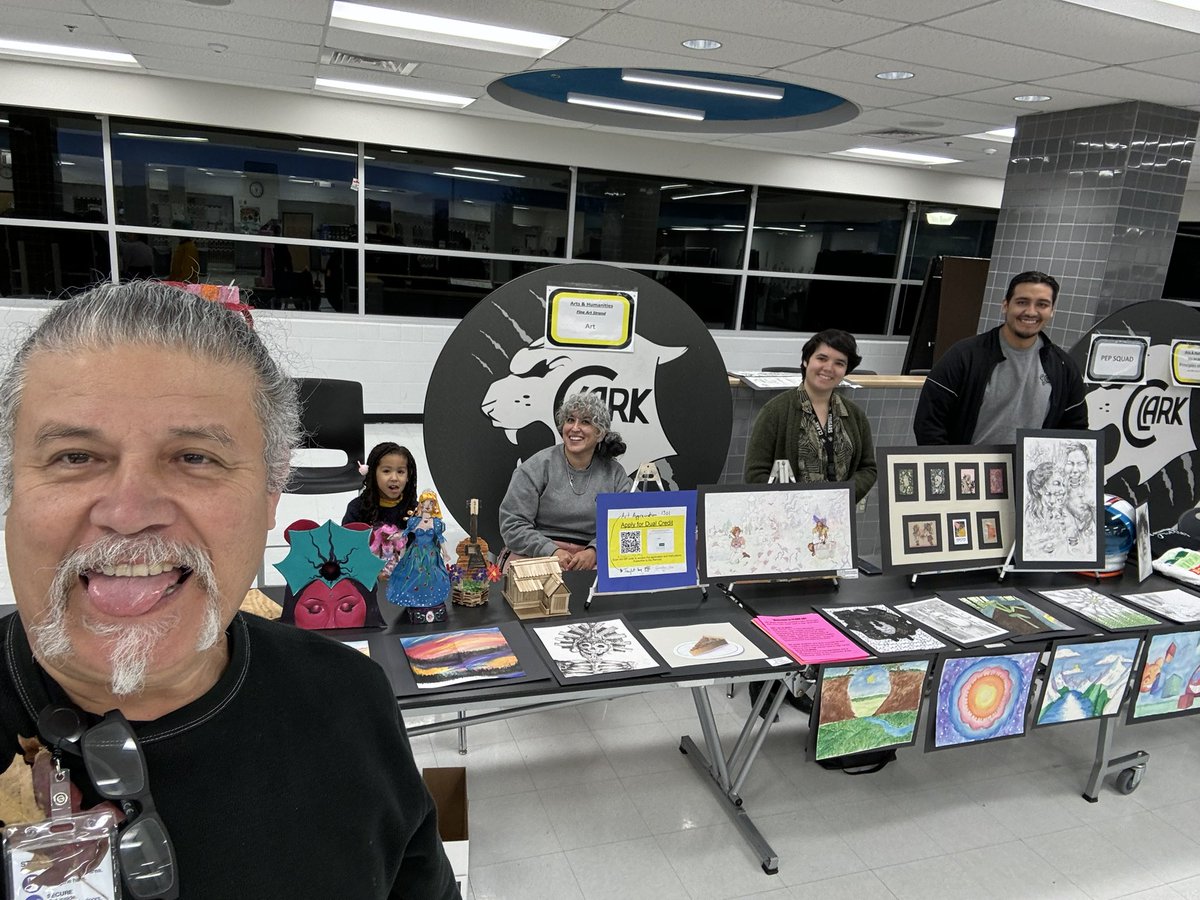 ValsArtClass's tweet photo. At the Clark HS Elective Fair with the art team! #nisdfinearts, #northsidefinearts #clarkart https://t.co/UxkoCVXcvp