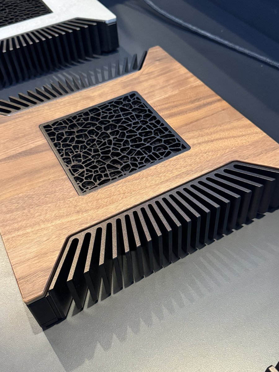 ecoustics's tweet photo. Exclusive: The new Roon Nucleus Titan is coming soon! It’s the music server audiophiles have been waiting for priced at 3,699 USD. Top plate is removable and interchangeable to select desired finish.
@Harman @roonlabs
#audiophile #musicserver #hifi #roon #harmanexplore https://t.co/wXVG8Wq6Xk