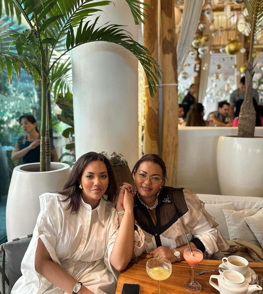 Avec ma fille aînée, celle qui m'a rendu mère, et m’a donné le titre le plus beau au monde “maman” j'ai l'honneur de partager un amour inconditionnel et une complicité sans limites. Je t’aime 💓