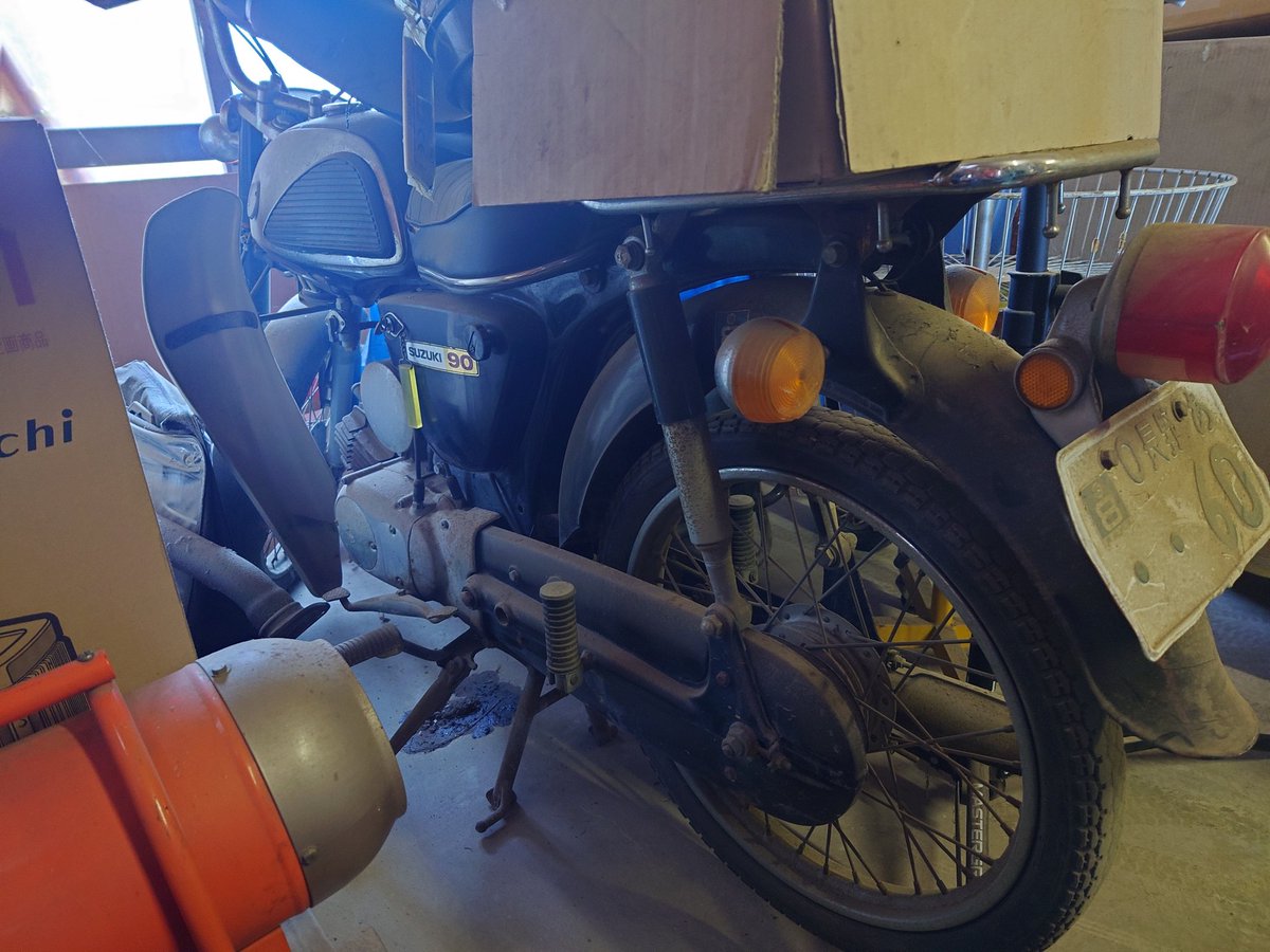 terupi67's tweet photo. 近所の方にこれいるか？って言われて物置に見に行ったんだけど車種がわからんしナンバーついてるし昔のバイクだしどうしよ( •́ω•̀ ) https://t.co/FLXfpKRwfr