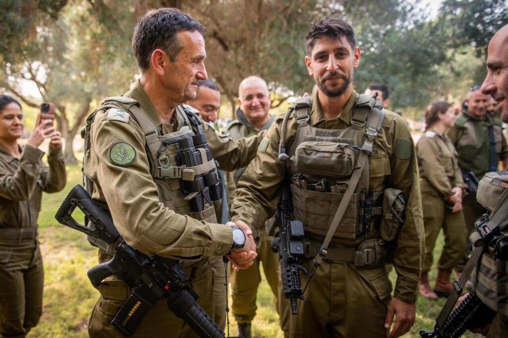 FrontalForce's tweet image. #BREAKING: Israeli Actor Idan Amedi known for popular series #Fauda seriously injured during a counter-terror operation against Hamas terrorists in Gaza. Amedi was among the first to enlist with IDF after Oct 7 terror attacks.

Earlier in November Fauda Crew Member Matan Meir was