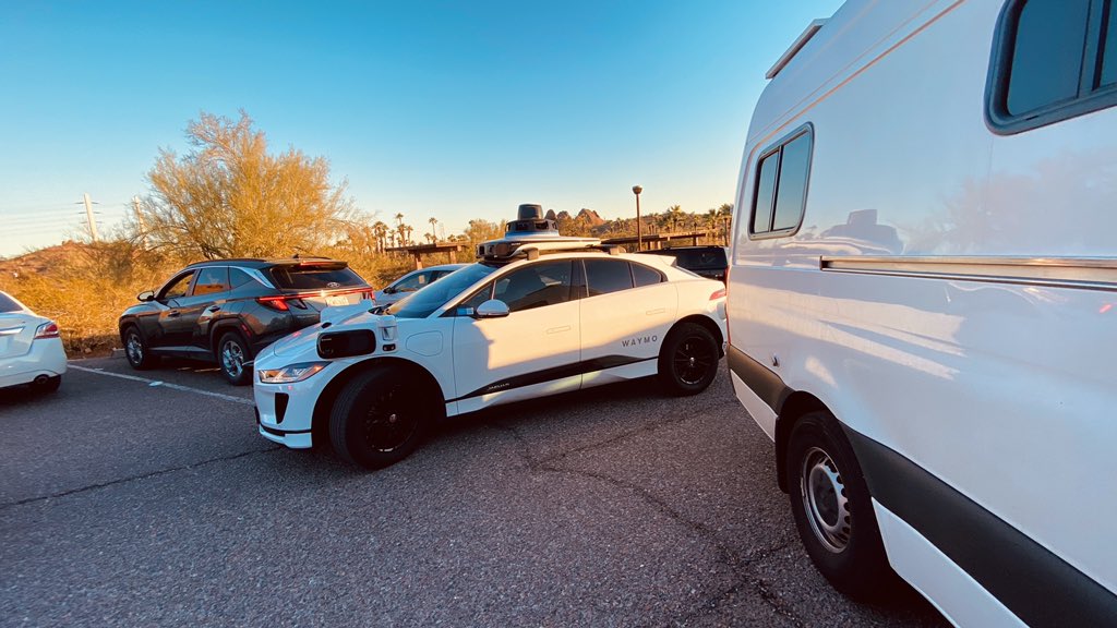 ArtistHanmo's tweet image. 今天第一次看到waymo的纯自动驾驶网约车，在凤凰城的州立公园停车场，它在我房车旁经过，对复杂的停车环境应付自如，还能友好地给前后车语音建议。驾驶座无人，两位乘客坐后排。
