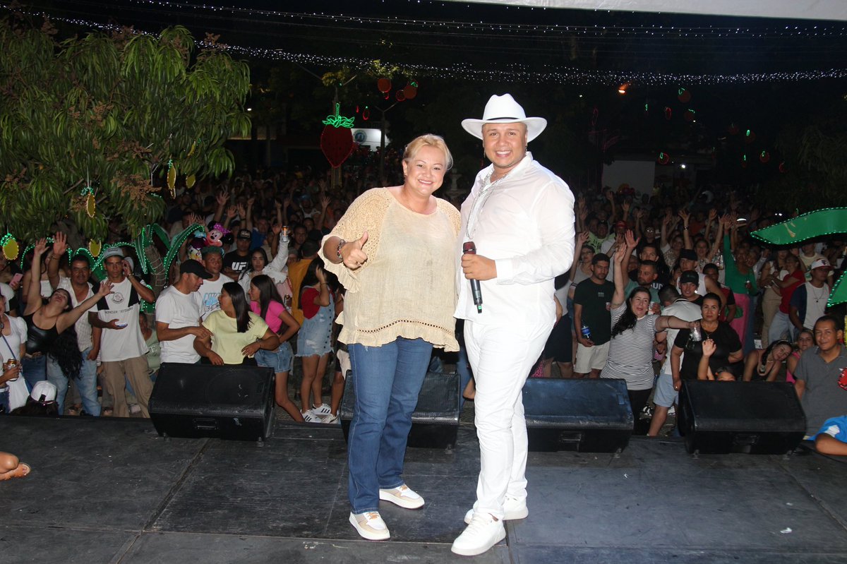 TatianaCHoyos's tweet photo. 🇾🇪 Fue realmente especial contar con este puñado de Sopetraneros, artistas extraordinarios, que nos envolvieron con su talento único para bailar y cantar en esta celebración de puente de reyes.💪🥳 https://t.co/k8IoAAosRF