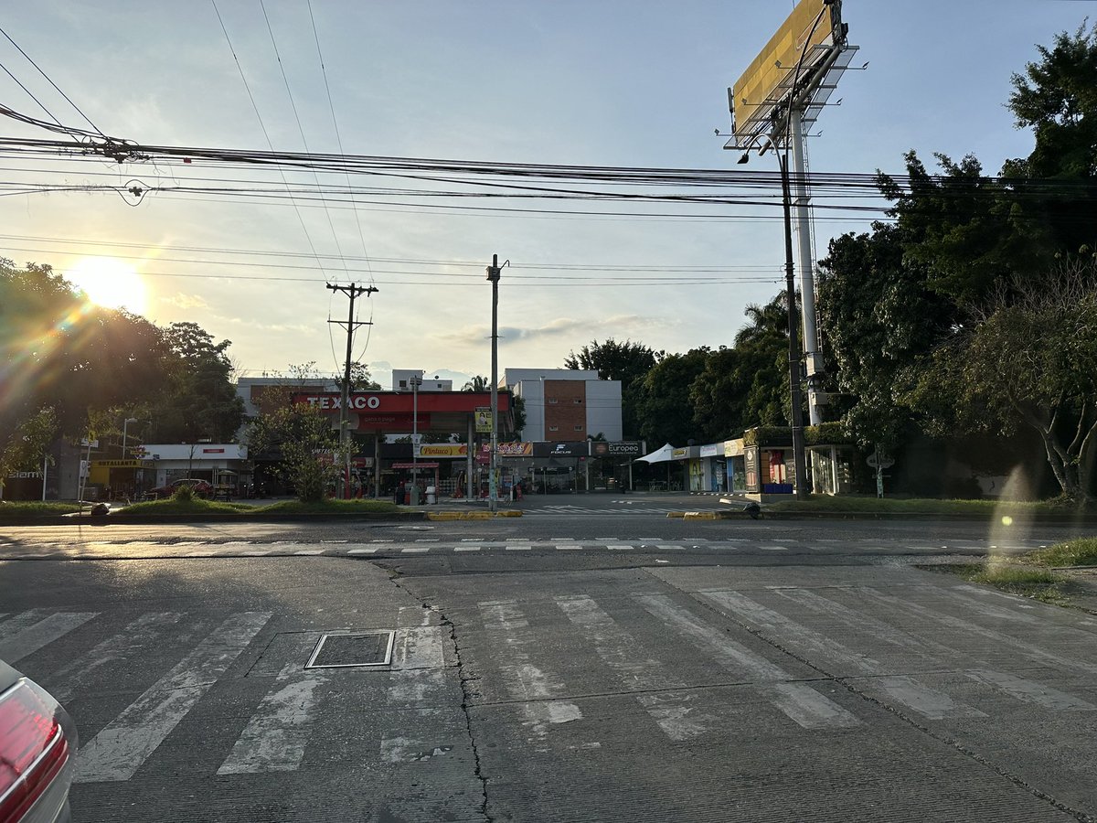 WalterAngelMD's tweet photo. @AlcaldiaDeCali @SeguridadCali @PoliciaColombia @MovilidadCali @alejoeder @DianaRojasCali @fraiser13 @JGarciaG1 Riesgo de accidente al quitar separadores, Price Smart diagonal Univ Javeriana https://t.co/vY6auVuSc1