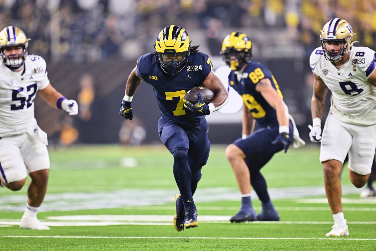 UMichFootball's tweet photo. Got the ball first, marched down the field, and scored!

#GoBlue https://t.co/nSFR4ZvRgg