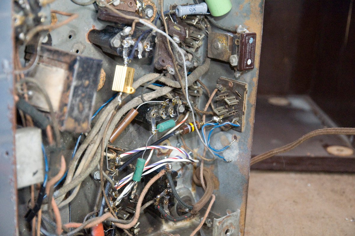 Simple issue on the Philco..
Not sure what those extra wires were for, maybe for testing. Poor radio has a lot of rust in it, but looks pristine from the outside. The po put a LOT of love and work into it.