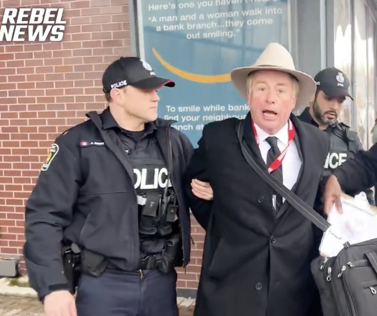 KatKanada_TM's tweet photo. In Trudeau's Canada, @TorontoPolice arrest reporters who ask questions but bring coffee and donuts to protesters who hate Canada and call for the annihilation of a nation and its people 

🚨🚨🚨🍌🍌🍌 https://t.co/DSozuFfihd