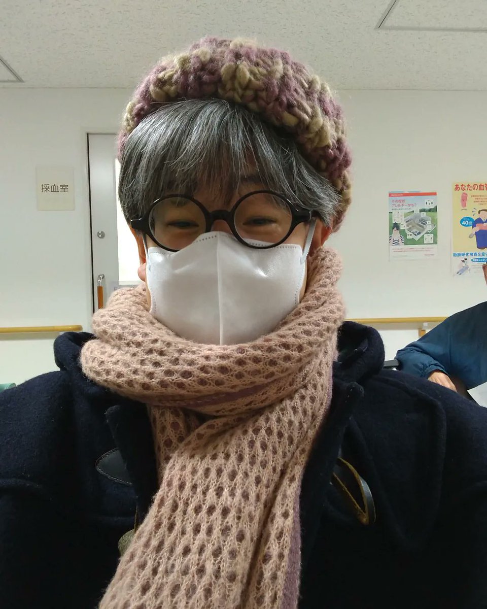 inachans's tweet photo. 今日のおじさん。母の病院付き添いに来ています。今日は病院むちゃ混んでいる。 #おじさん #病院付き添い #待合室 #ニット帽 #ダッフルコート #タートルネック #ジーンズ #コーデ #tellason #date https://t.co/DAa9wnTisg