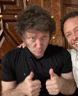 imaginen los libros de historia del 2050 cuando aprezcan estas fotos porque es la  única pose de golpe de aire que supo poner