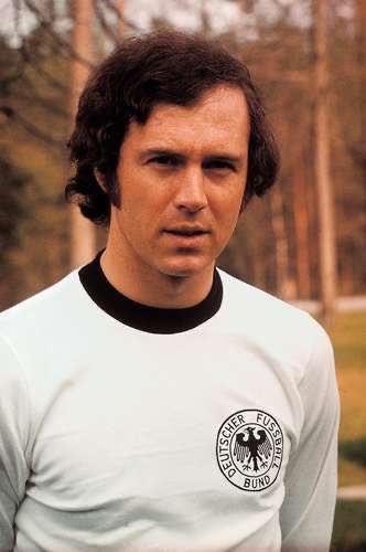 KarinLombana's tweet photo. Si alguien algún día en la vida ve esta camiseta a la venta porfis avisen. Es mi sueño desde hace años tenerla. 🥹❤️🩹 #RIPBeckenbauer https://t.co/94Aox26IHR