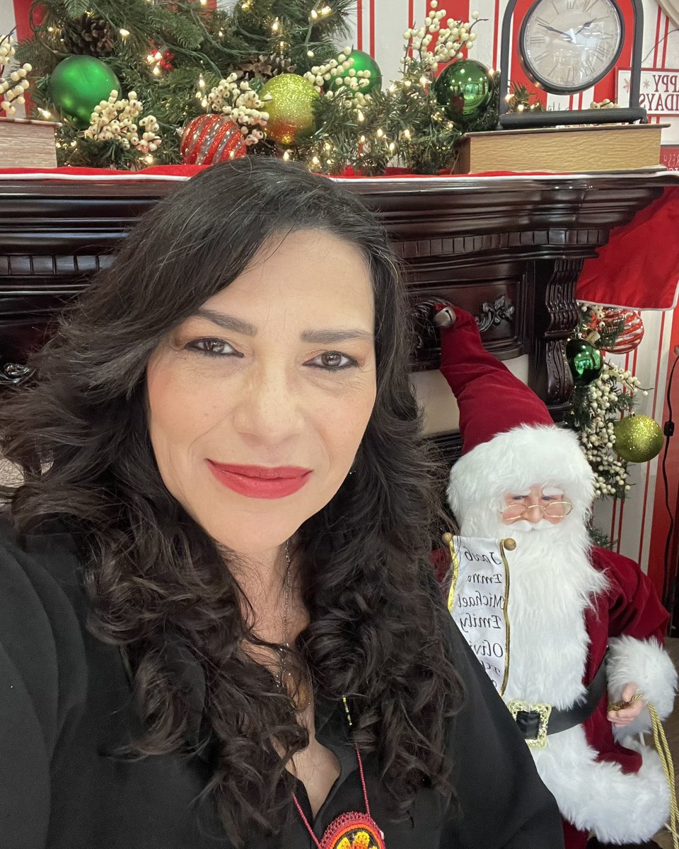 VeronicaBatiz's tweet photo. ✈️VUELO 2024!!!.. y comenzamos un año que me parece va a ser muy divertido🎉 y les cuento que estuve en la W Radio, que ya abrió mi querida 🏡 “Casa del Pueblo", y que entre "Guadalupe-Reyes" me fui a entregar despensas, dulces, piñatas y equipo de apoyo médico.. Va un abrazo 🤗 https://t.co/qJ8q3KklRn