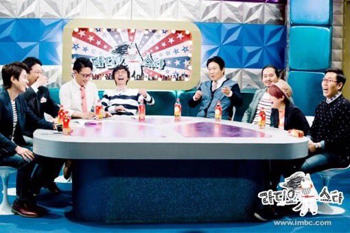 jeon_vantella's tweet photo. 🆕| El padre de #TAEHYUNG fue mencionado en el último episodio de MBC Radio

📝:“El locutor de radio Kim Gu-ra compartió que el padre de V vive en el mismo vecindario que él y que su hijo menor una vez recibió una asignación del padre de V. Al escuchar esto, el comediante (+) https://t.co/CAV05kMdjR