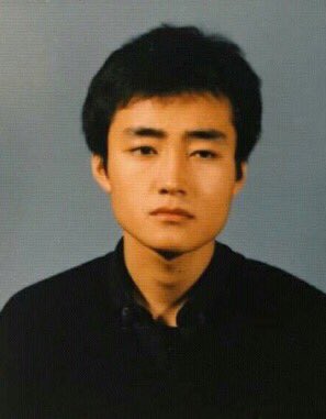 jeon_vantella's tweet photo. 🆕| El padre de #TAEHYUNG fue mencionado en el último episodio de MBC Radio

📝:“El locutor de radio Kim Gu-ra compartió que el padre de V vive en el mismo vecindario que él y que su hijo menor una vez recibió una asignación del padre de V. Al escuchar esto, el comediante (+) https://t.co/CAV05kMdjR