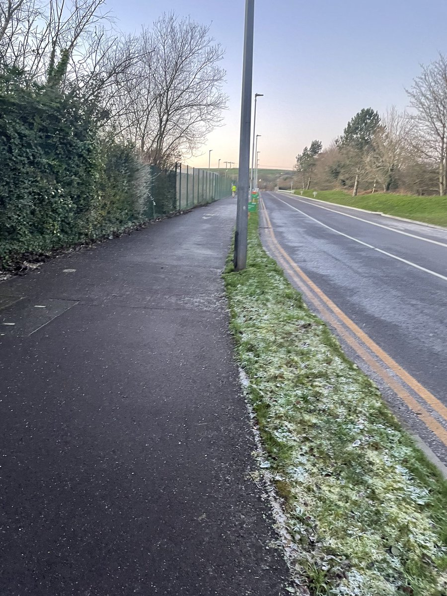 Bheronica4's tweet photo. Day 7 #100daysofwalking Oh my goodness it was chilly! And frosty! And I was rather fearful of slipping! Didn’t go out early as the roads weren’t great, then got caught up in taking down Christmas decorations, so I didn’t go out until evening when conditions started to worsen. 🙈 https://t.co/5J7FG4Dd1o