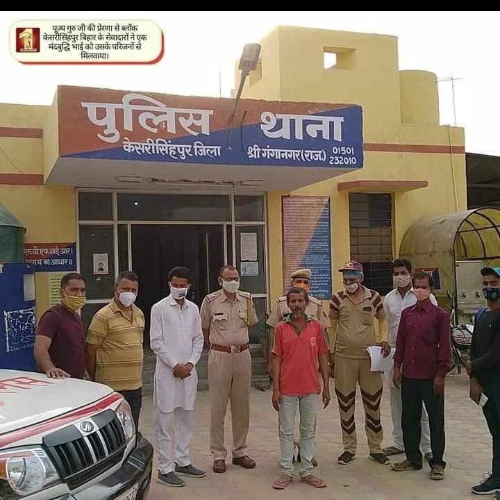 Simreet24's tweet photo. When we do humanity service we feel inner peace so Dera sacha Sauda devotees are doing #ReunitWithFamily of those who are physically and mentally disturbed with the inspiration of Saint Gurmeet Ram Rahim Ji
#ThankfulTuesday https://t.co/J3gwrM4TDs