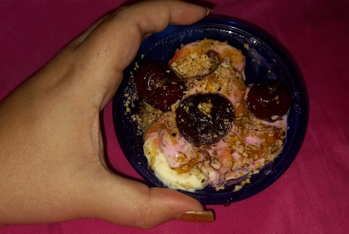 carlafrtoficial's tweet photo. Aquele #sorvetedemorango com #cerejasfrescas #castanhas e #mel
Gente isso aqui tá uma #Delicia https://t.co/ymAqZus0Xl