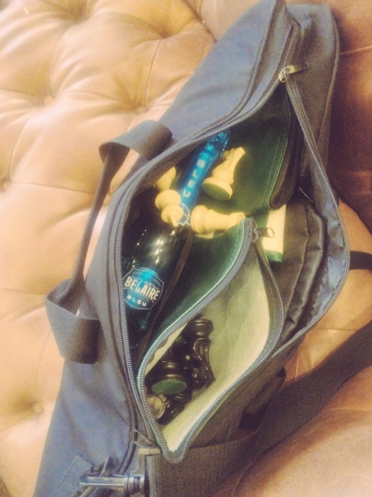 GregardoVinci's tweet photo. Something not so new and something blue
#refreshing #sparkling #гладкий #шахматныйход #พักผ่อน #pawns #relax #wine #luxe #champagne #chessbag #pounds #francs #colormoney #belaire #blue #light #vibe #lounge #wayve #chess #madison #trolley #bealestreet #guitars #saxophone #band https://t.co/vGKpmO85tj