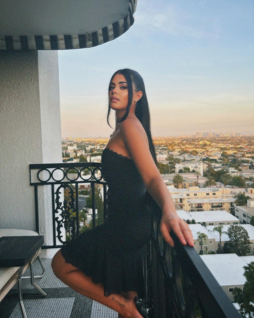 The London WeHo (@thelondonweho) on Twitter photo Soaking up the California sun, one ray at a time. ☀️🌴
Life is brighter under the Golden State's warm embrace. 
📸 kajeswani Soaking up the California sun, one ray at a time. ☀️🌴
Life is brighter under the Golden State's warm embrace. 
📸 kajeswani