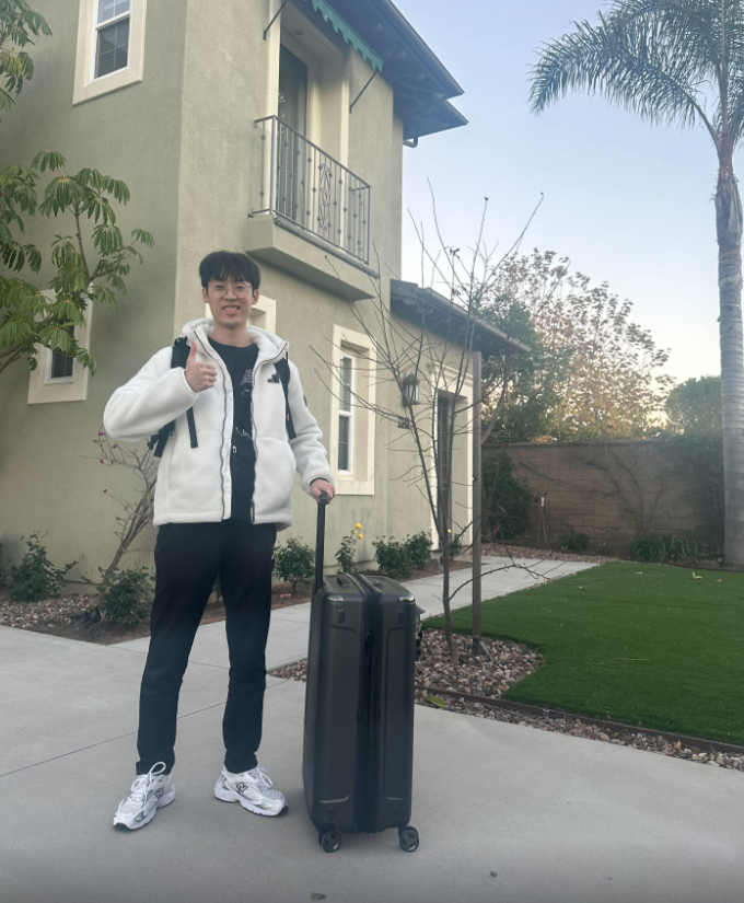JaeyeonDove's tweet photo. Mom I made it @DignitasLoL 
I can't wait to deal with jet lag LMFAO
Good luck to me https://t.co/uC6aE4btxR