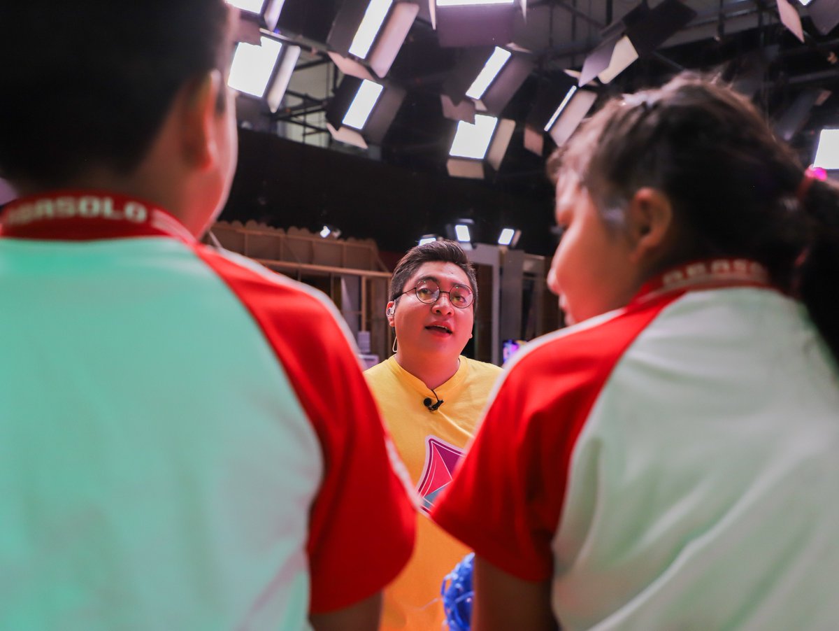 cortv's tweet image. ✨ ¡#BimBomBa está de regreso! ✨

🤩 Se nos acabaron las vacaciones, pero no la diversión. En este inicio de semana la 𝗘𝘀𝗰𝘂𝗲𝗹𝗮 𝗣𝗿𝗶𝗺𝗮𝗿𝗶𝗮 "𝗚𝗮𝗯𝗶𝗻𝗼 𝗕𝗮𝗿𝗿𝗲𝗱𝗮" en compañía de #Angie y #Coffie nos regalaron una tarde llena de risas y grandes momentos. 🥳