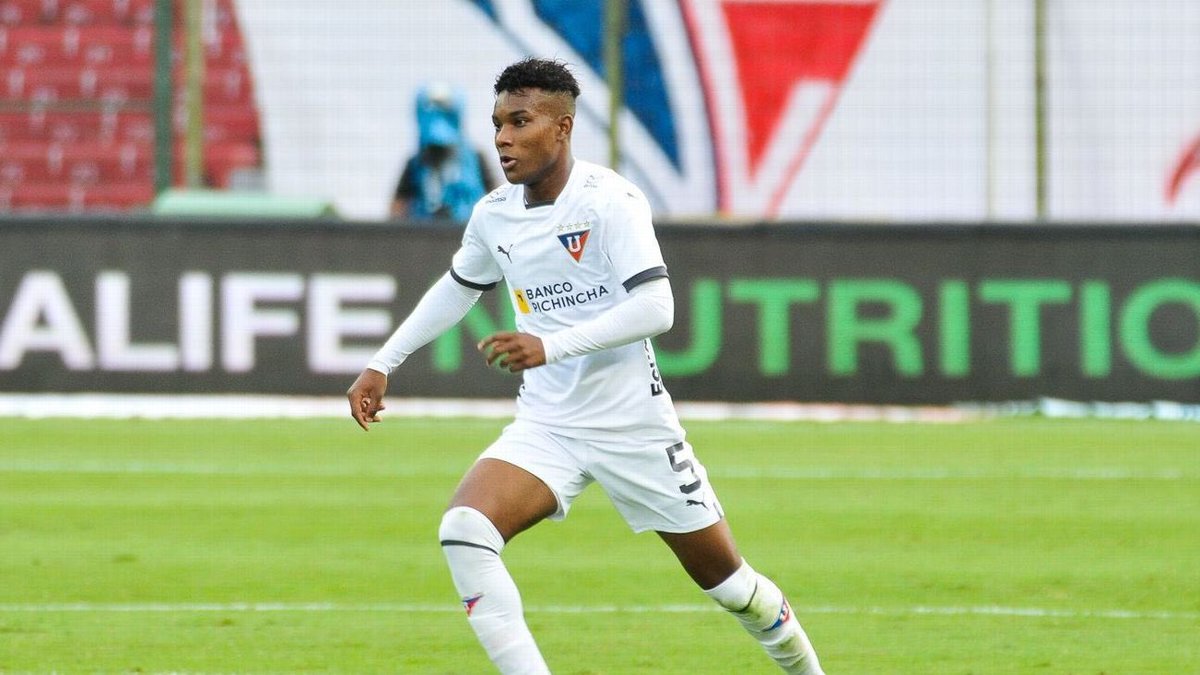 MercadoFutbolEC's tweet photo. #COMFIRMADO como lo adelantamos el volante de @LDU_Oficial Oscar Zambrano firmará por el @afcbournemouth de Inglaterra 🏴󠁧󠁢󠁥󠁮󠁧󠁿 https://t.co/PRwopiRkuc