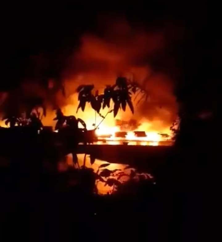 The whole village of #Launglone’s Nyaw Pyin was scorched by the army forces in yesterday's evening, leaving all civilians’ houses to the ground and driving hundreds of residents seek refuge in panic. How long will the world keep watching the hell flames over #Myanmar’s villages?
