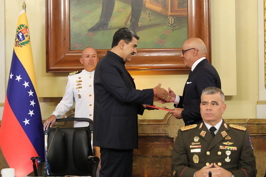 Manueljuventud2's tweet photo. #8Ene Hoy nuestro presidente @NicolasMaduro recibió la notificación del inicio del periodo de sesiones de la @Asamblea_Ven para este 2024, teniendo como premisa, la aprobación de leyes que beneficien directamente al Poder Popular y la defensa de nuestra soberanía e integridad territorial #SifontesSeAcercaAlPanteón