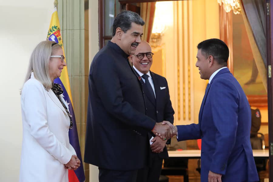 Manueljuventud2's tweet photo. #8Ene Hoy nuestro presidente @NicolasMaduro recibió la notificación del inicio del periodo de sesiones de la @Asamblea_Ven para este 2024, teniendo como premisa, la aprobación de leyes que beneficien directamente al Poder Popular y la defensa de nuestra soberanía e integridad territorial #SifontesSeAcercaAlPanteón
